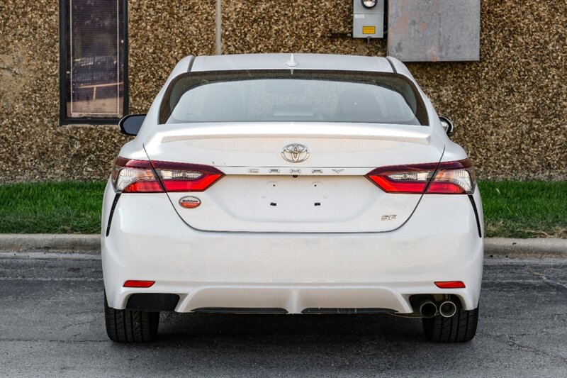 2021 Toyota Camry SE photo 3