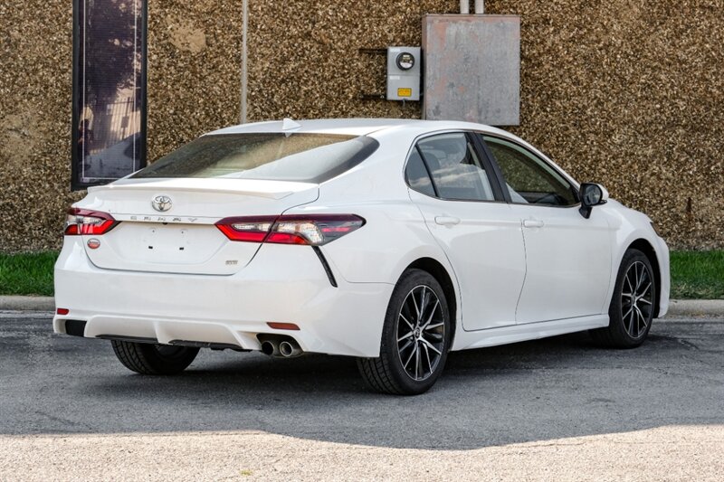 2021 Toyota Camry SE photo 2