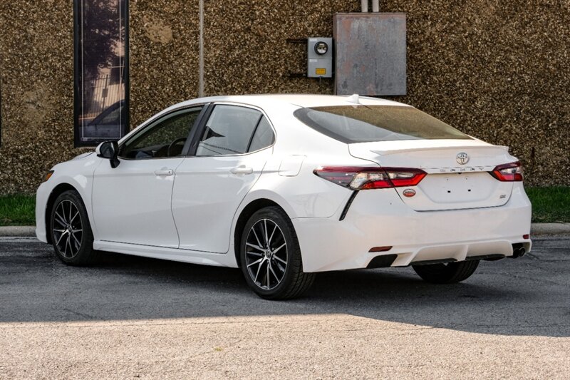2021 Toyota Camry SE photo 4