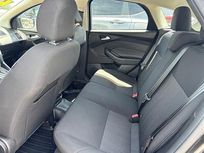 2017 Ford Focus SE   - Photo 9 - Fort Walton Beach, FL 32548