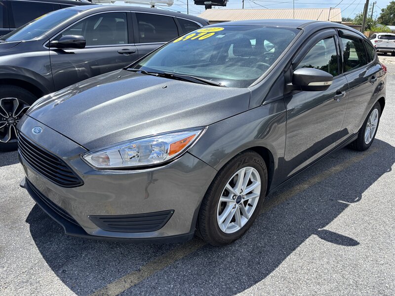 2017 Ford Focus SE - Photo 1 - Fort Walton Beach, FL 32548