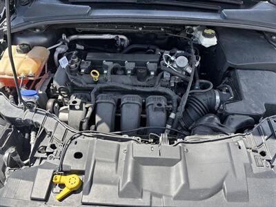 2017 Ford Focus SE   - Photo 11 - Fort Walton Beach, FL 32548