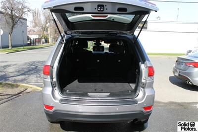 2017 Jeep Grand Cherokee Laredo   - Photo 7 - Victoria, BC V8T 2W6