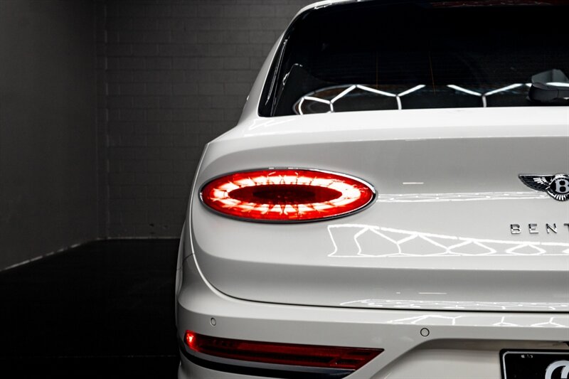 2024 Bentley Bentayga V8 - Photo 21 - Huntington Beach, CA 92649