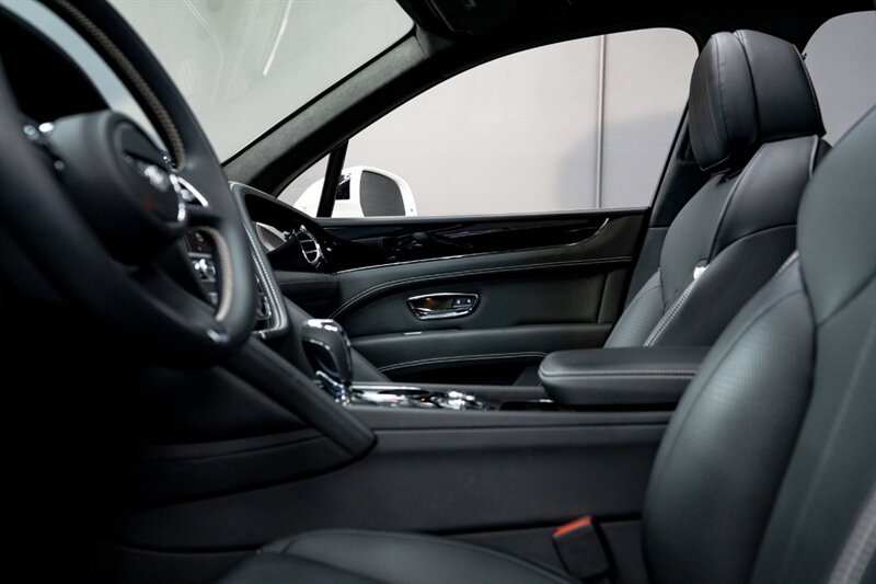 2024 Bentley Bentayga V8 - Photo 39 - Huntington Beach, CA 92649
