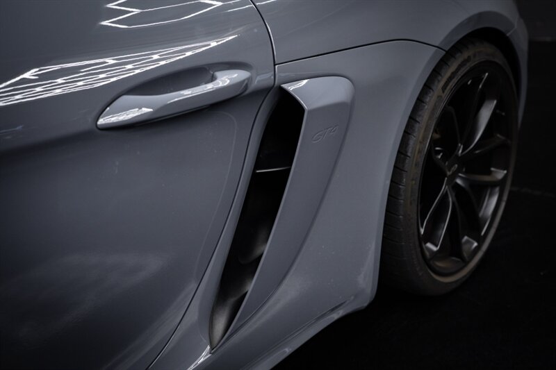 2023 Porsche 718 Cayman GT4 - Photo 19 - Huntington Beach, CA 92649
