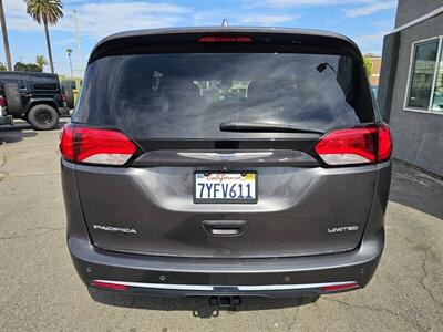 2017 Chrysler Pacifica Limited   - Photo 5 - Ontario, CA 91761