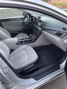 2017 Hyundai SONATA Hybrid SE   - Photo 11 - Sacramento, CA 95823