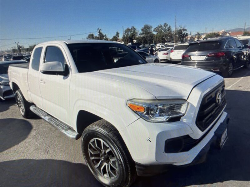 2017 Toyota Tacoma SR's photo
