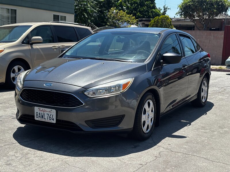 2017 Ford Focus Sedan S's photo