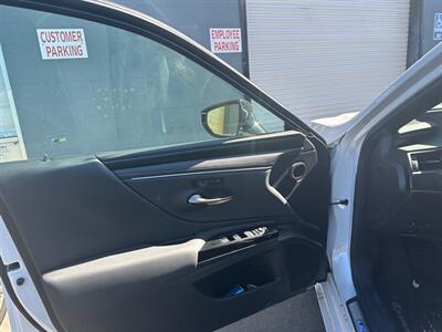 2025 Lexus ES 300h   - Photo 18 - Albuquerque, NM 87107