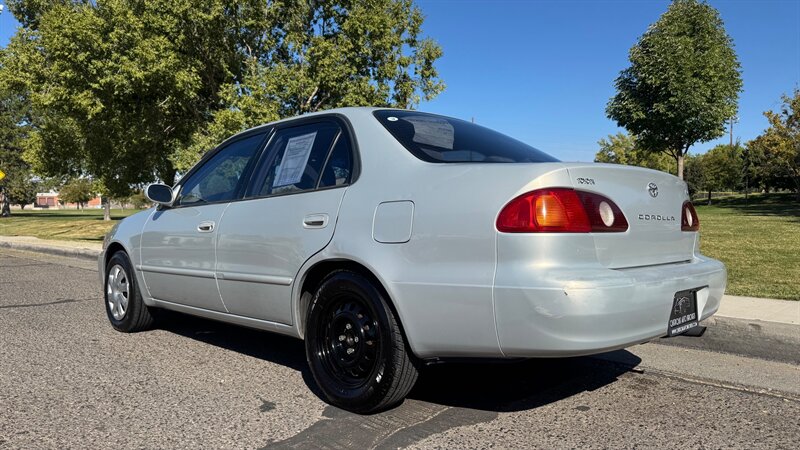 2001 Toyota Corolla LE photo 2