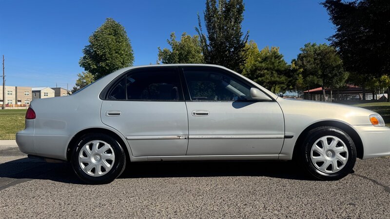 2001 Toyota Corolla LE photo 4