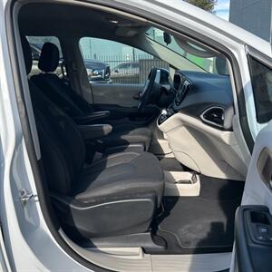 2022 Chrysler Voyager LX - Photo 23 - Albuquerque, NM 87107