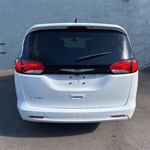 2022 Chrysler Voyager LX - Photo 8 - Albuquerque, NM 87107