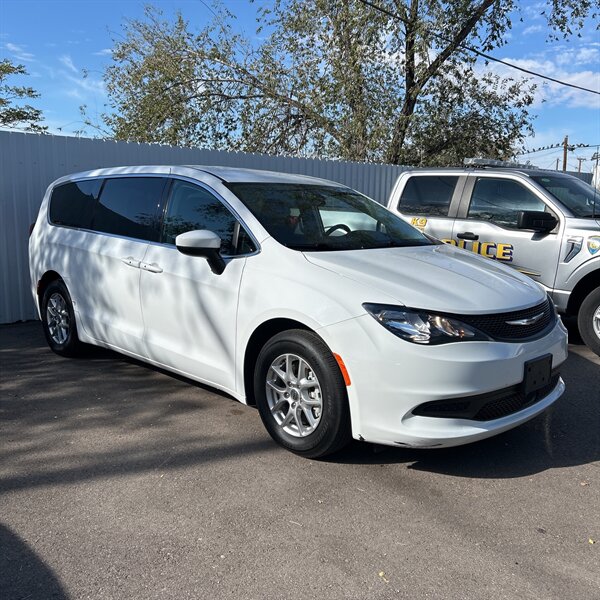 2022 Chrysler Voyager LX   - Photo 1 - Albuquerque, NM 87107