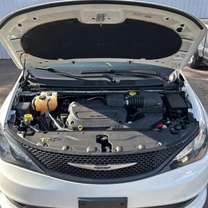 2022 Chrysler Voyager LX - Photo 13 - Albuquerque, NM 87107