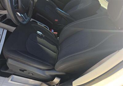 2022 Chrysler Voyager LX   - Photo 19 - Albuquerque, NM 87107