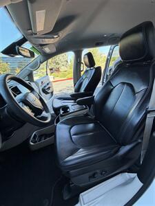 2023 Chrysler Pacifica Touring L   - Photo 9 - Albuquerque, NM 87110