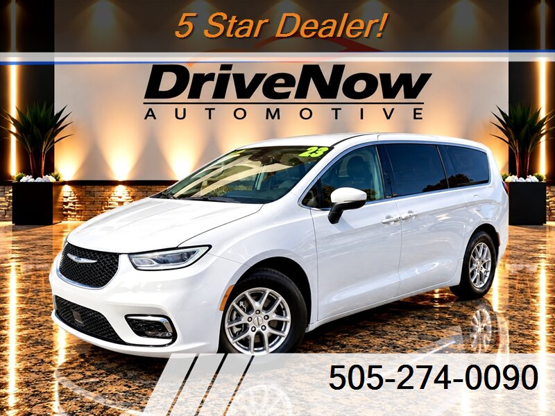 2023 Chrysler Pacifica Touring L   - Photo 1 - Albuquerque, NM 87110