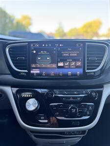2023 Chrysler Pacifica Touring L   - Photo 11 - Albuquerque, NM 87110