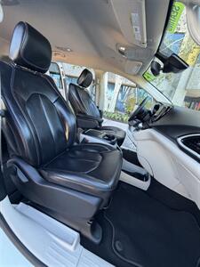 2023 Chrysler Pacifica Touring L   - Photo 16 - Albuquerque, NM 87110