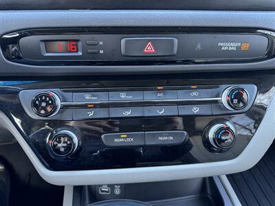 2017 Kia Sedona LX   - Photo 13 - Albuquerque, NM 87110