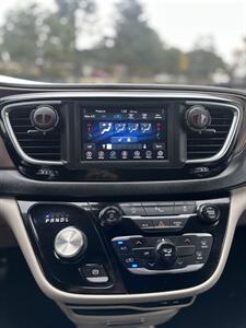 2020 Chrysler Voyager LX   - Photo 11 - Albuquerque, NM 87110