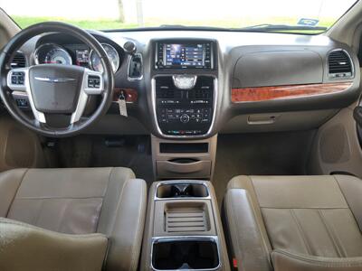 2016 Chrysler Town and Country Touring   - Photo 9 - Albuquerque, NM 87110