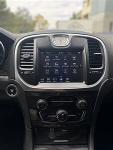 2021 Chrysler 300 Touring   - Photo 12 - Albuquerque, NM 87110