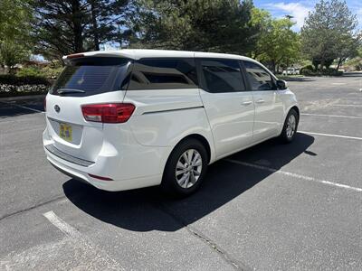 2017 Kia Sedona L   - Photo 6 - Albuquerque, NM 87110