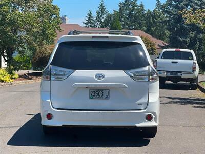 2016 Toyota Sienna SE 8-Passenger - Photo 8 - Portland, OR 97216
