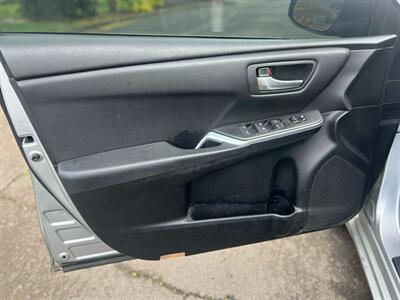 2015 Toyota Camry SE   - Photo 16 - Portland, OR 97216