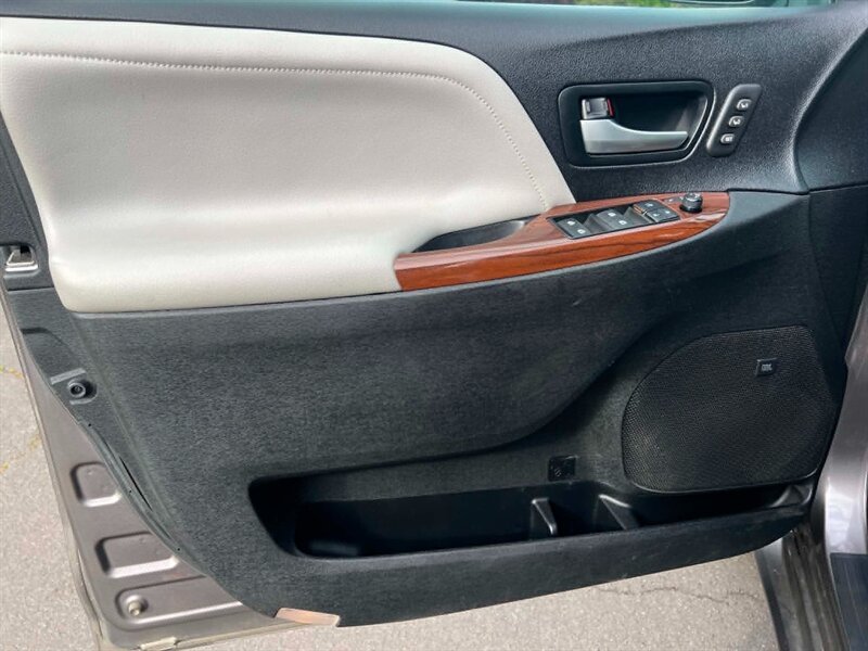 2016 Toyota Sienna Limited - Photo 22