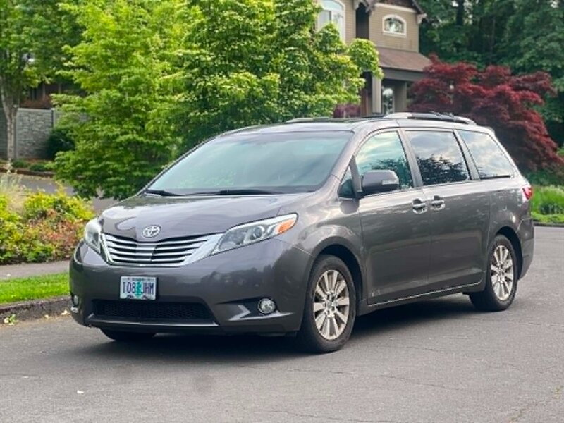 2016 Toyota Sienna Limited V6 7-Passenger's photo