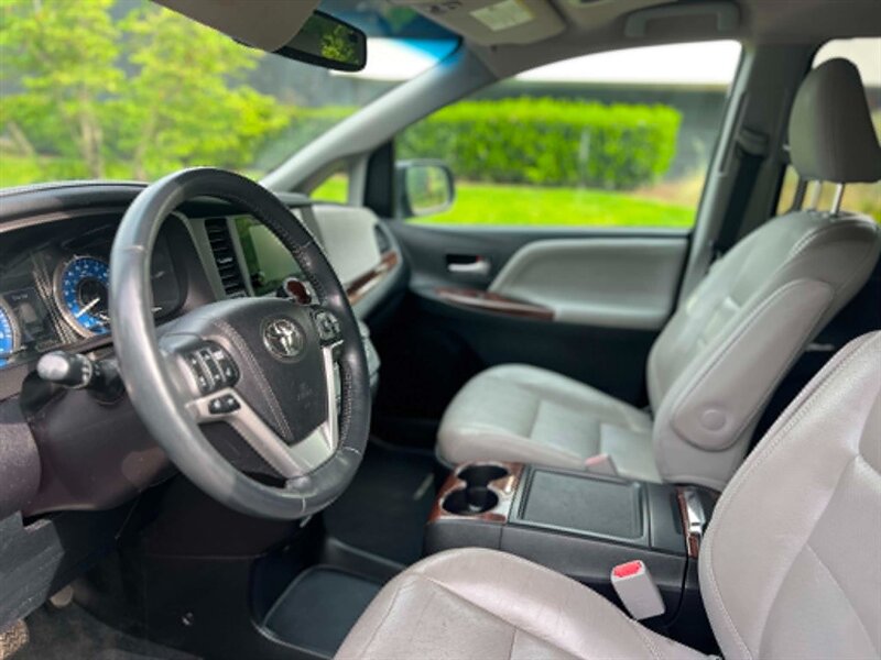 2016 Toyota Sienna Limited - Photo 24