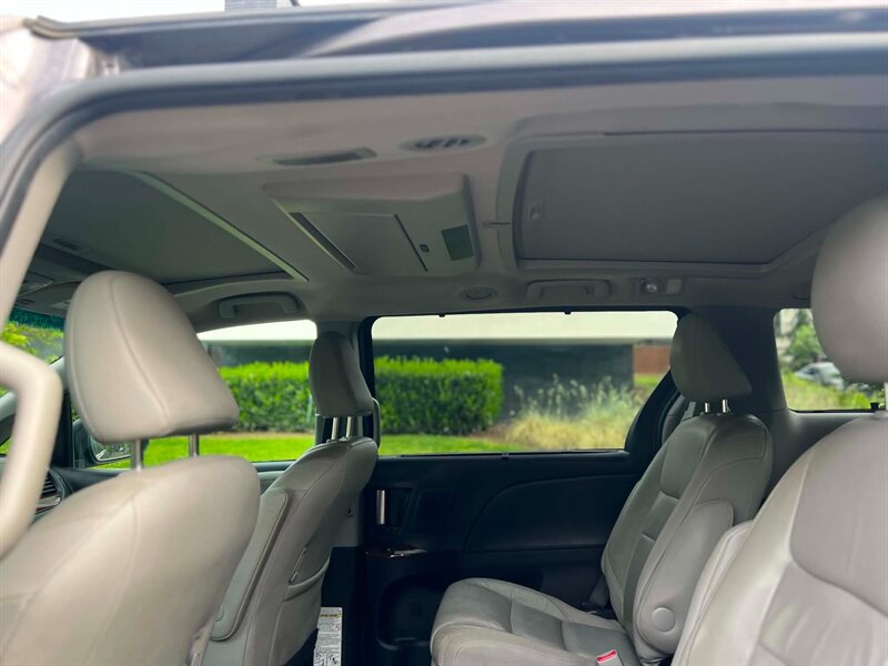 2016 Toyota Sienna Limited - Photo 19
