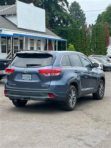 2018 Toyota Highlander XLE   - Photo 9 - Portland, OR 97216