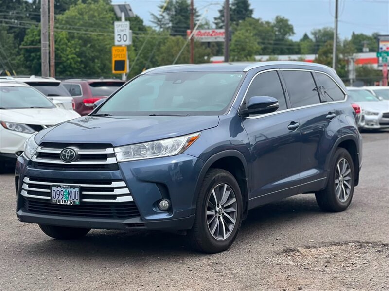2018 Toyota Highlander XLE   - Photo 1 - Portland, OR 97216