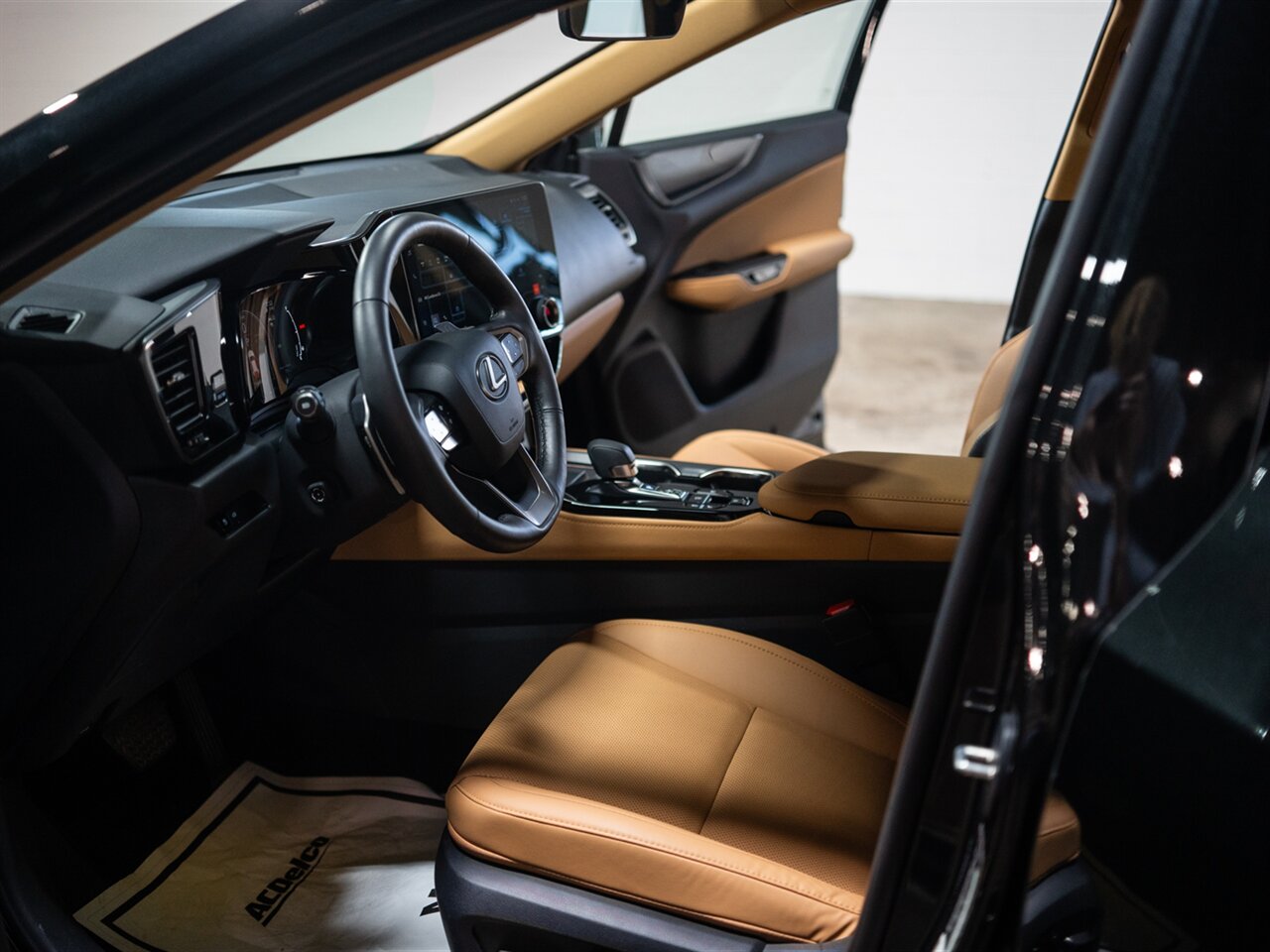 2025 Lexus NX 350h Premium - Photo 21 - Peoria, IL 61615