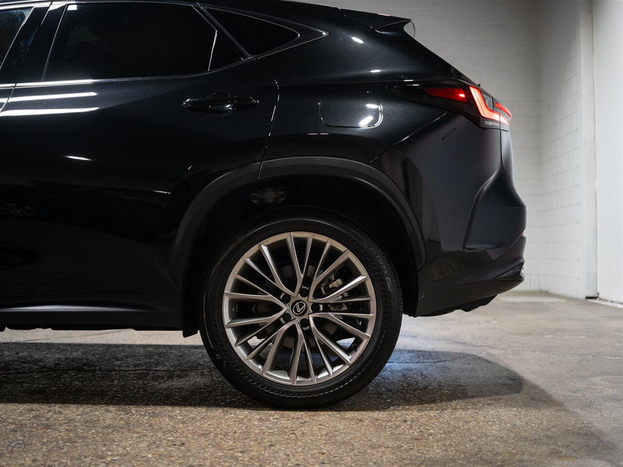 2025 Lexus NX 350h Premium - Photo 9 - Peoria, IL 61615