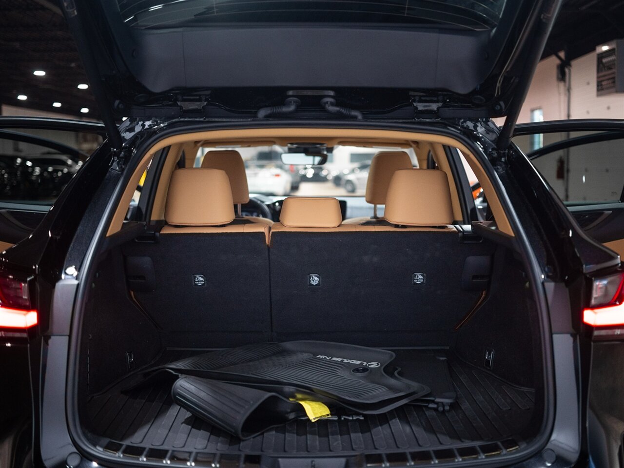 2025 Lexus NX 350h Premium - Photo 19 - Peoria, IL 61615