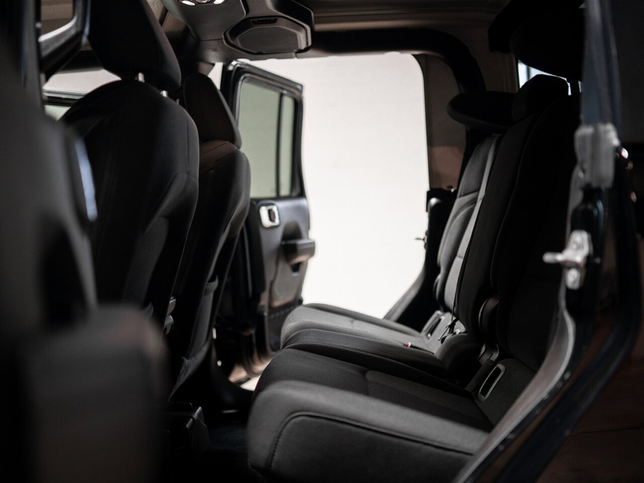 2022 Jeep Gladiator Sport S   - Photo 39 - Peoria, IL 61615