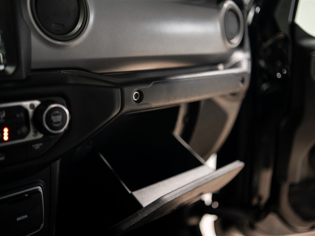 2022 Jeep Gladiator Sport S   - Photo 32 - Peoria, IL 61615