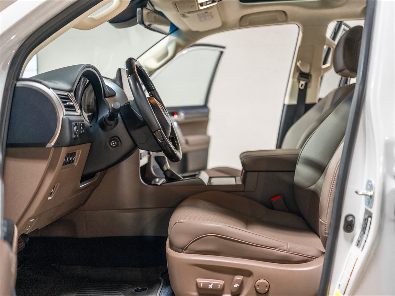 2023 Lexus GX 460 Premium - Photo 24 - Peoria, IL 61615