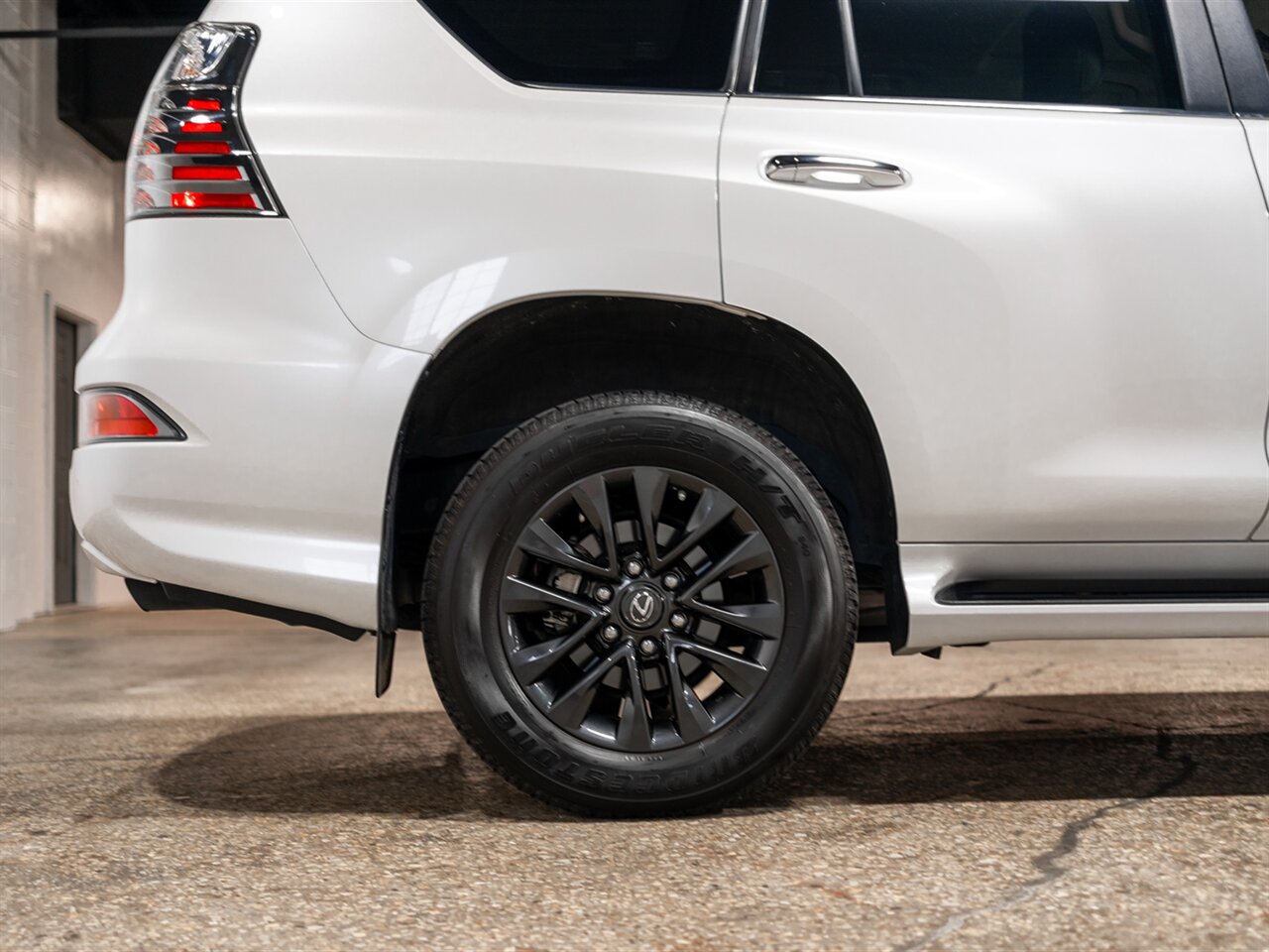 2023 Lexus GX 460 Premium - Photo 13 - Peoria, IL 61615