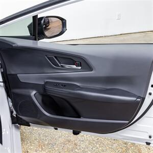 2023 Toyota Prius XLE   - Photo 16 - Peoria, IL 61615