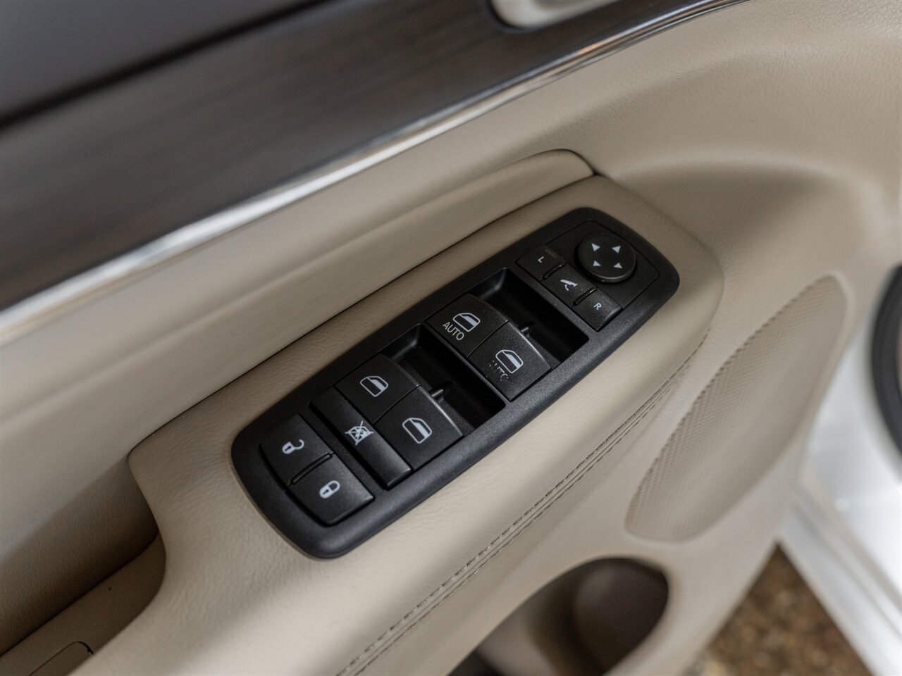 2015 Jeep Grand Cherokee Overland - Photo 29 - Peoria, IL 61615