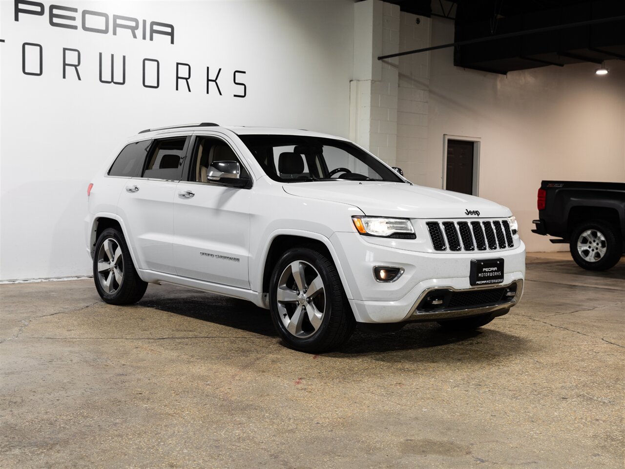 2015 Jeep Grand Cherokee Overland - Photo 2 - Peoria, IL 61615