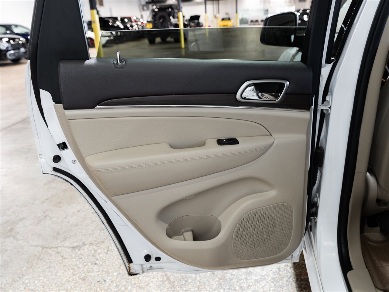 2015 Jeep Grand Cherokee Overland - Photo 37 - Peoria, IL 61615